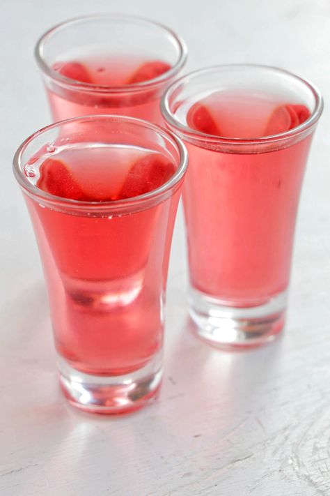 Make Ahead Shots, Fruity Shots Alcohol Easy, Easy Shots To Make, Pink Shots, Alcoholic Shots, Fruity Shots, Strawberry Shots, Shots To Make, Raspberry Vodka