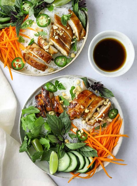 Vietnamese Rice Noodle Salad Rice Noodle Salad Recipes, Vietnamese Noodle Salad, Thai Rice Noodles, Rice Noodle Recipes, Vietnamese Rice, Rice Noodle Salad, Recipe Rice, Noodle Salad Recipes, California Food