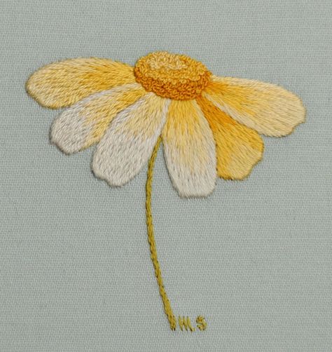 satin stitch daisy Long And Short Stitch Embroidery, Daisy Embroidery Design, Stitch Embroidery Design, Long And Short Stitch, Daisy Embroidery, Thread Painting, Cream Flowers, Cream Silk, Embroidery Kit