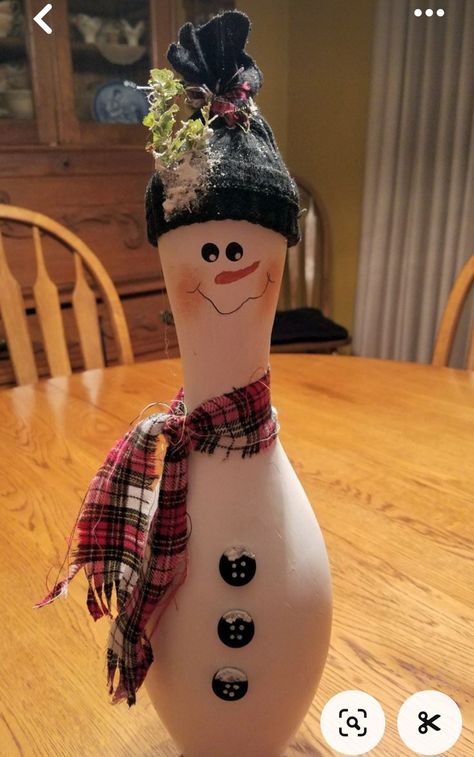 Painted Bowling Pins Christmas, Snowman Bowling Pin, Santa Bowling Pin, Bowling Pin Turkey, Decorating Bowling Pins, Bowling Pin Decorating Ideas, Gnome Bowling Pin, Painted Bowling Pins Ideas, Bowling Pin Painting Ideas