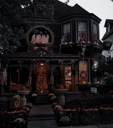 Halloween Aesthetic Pictures, Black Halloween Aesthetic, Spooky Pins, Spooky Aesthetic, Halloween Wallpaper Iphone Backgrounds, Vintage Autumn, Halloween Wallpaper Iphone, Halloween Vibes, Victorian House