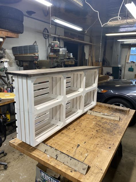 Pallet Shelves Storage Wall, Wood Crate Tv Stand, Wooden Milk Crate Ideas, Apple Crate Ideas, Wooden Crates Desk, Crate Shoe Rack, Wooden Crate Kitchen Storage, Milk Crate Shelves, Wood Crate Shelves