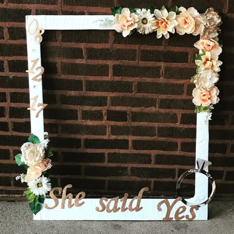 DIY bridal shower photo booth frame. Diy Fotokabine, Bridal Shower Inspo, Bridal Shower Decorations Diy, Bridal Shower Planning, Bridal Shower Photos, Bridal Bachelorette Party, Bridal Shower Diy, Diy Photo Booth, Bridal Shower Brunch