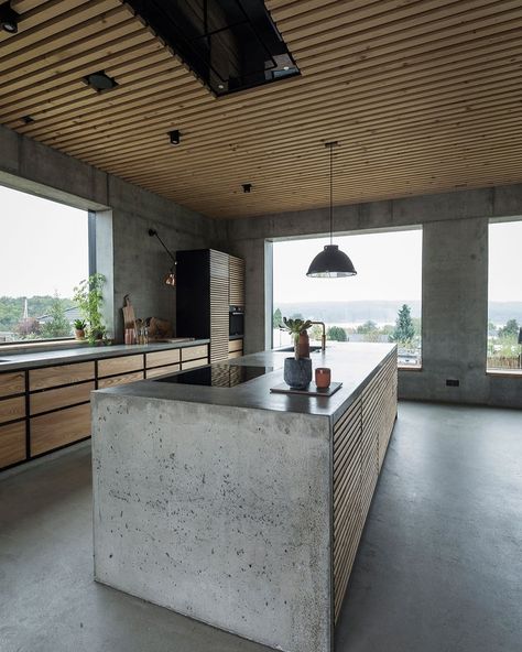 Swipe left! What do you think? Betonhuset is designed by Niels Janus and is located in #Thurø #Denmark // Photos by Andreas Mikkel Hansen… Makeover Kitchen, Industrial Kitchen Design, Concrete Interiors, Handleless Kitchen, Concrete Houses, Concrete Home, Kitchen Organisation, Interior Minimalista, Inspiration Kitchen