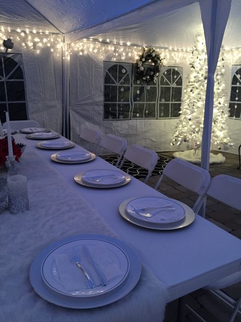 Outdoor tent. Christmas party table settings for a Winter Wonderland theme. Winter Wonderland Backyard Party, Outdoor Christmas Birthday Party, Christmas Party Outdoor Decorations, Tent Party Ideas Backyards Winter, Christmas Party Outdoor Ideas, Tent Christmas Decorations, Heated Tent Winter Party, Christmas Outdoor Party Ideas, Christmas Party Backyard