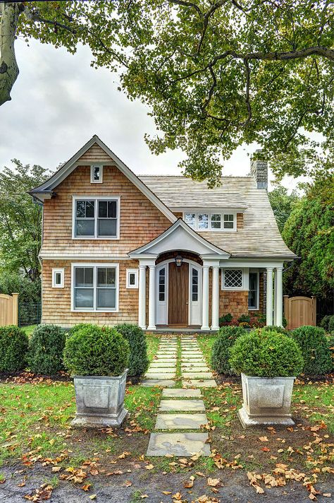 Shingle Cottage, Cottage Exterior, Cute House, Coastal Interiors, Cottage Living, Coastal Cottage, Exterior House Colors, Exterior House, Cozy Cottage