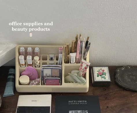 Desk Vanity Organization Ideas, Alanabananaxox Aesthetic, Makeup Organization Aesthetic, Organization Aesthetic, Uni Room, Teenage Bedroom, Dream Room Inspiration, Girl House, Teen Bedroom