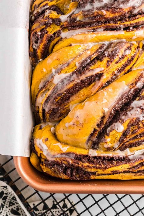 Pumpkin Babka, Babka Bread Recipe, Pumpkin Yeast Bread, Babka Bread, Mouthwatering Desserts, Babka Recipe, Friends Recipes, Chocolate Babka, Chocolate Pumpkin