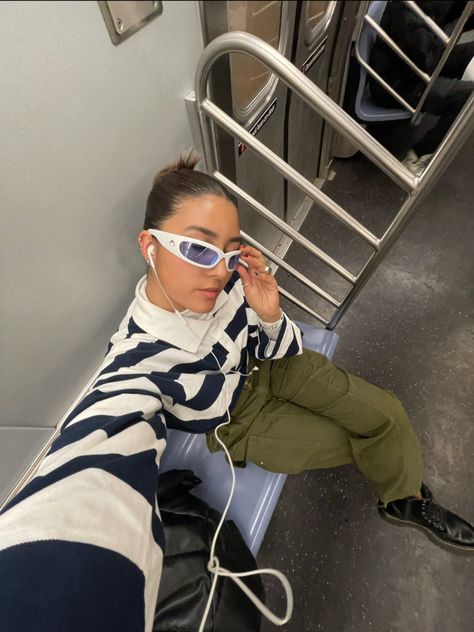 selfie con audífonos y lentes en el metro 0.5 Outfit Pics, Selfie Outfit Ideas, 0.5 Pics Aesthetic, .5 Selfie Ideas, 0 5 Selfie Ideas, Subway Poses, 0 5 Pictures Iphone Selfie, Metro Poses, 0.5 Selfie