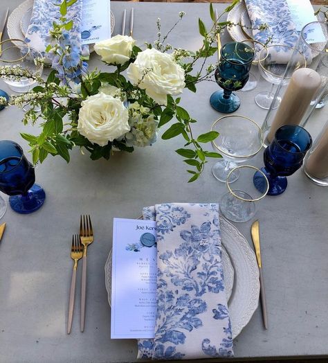 Blue And White Winter Wedding Flowers, Blue Green And White Wedding Table Settings, Blue And White Floral Decor, Light Blue Hydrangea Wedding Bouquet, Mediterranean Wedding Table Setting, Blue Floral Table Arrangements, Blue Theme Dinner Party, Blue Floral Plates, Blue White Table Decor