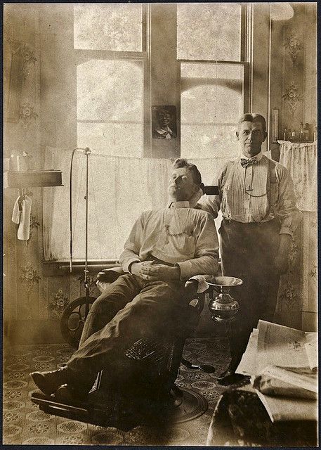 The Dentist and His Patient, ca. 1908 Dental Tourism, Old Pics, Wilde Westen, The Dentist, Vintage Medical, Historical Pictures, Medical History, History Lessons, Antique Photos