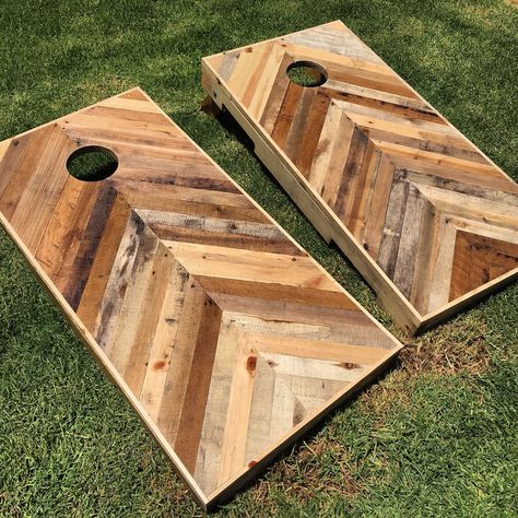 Pallet Projects: DIY pallet chevron cornhole boards Follow me on In... Corn Hole Diy, Wood Projects Plans, Office Games, Pallet Creations, Pallet Decor, Wood Shop Projects, Wooden Pallet Projects, Pallet Outdoor, Pallet Crafts