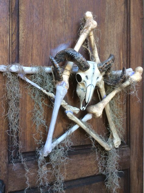 H.Forums - The Halloween Lady: Bone Pentagram Wreath. Pentagram Wreath, Voodoo Halloween, Casa Halloween, Animal Skull, About Halloween, Bone Art, Halloween 2015, Animal Bones, Halloween Party Supplies