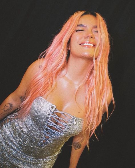 Pink Karol G, Karol G Iphone Wallpaper, Karol G Wallpaper Aesthetic, Karol G Pfp, Karol G Inspired Outfits, Karol G Aesthetic, Karol G Wallpaper, Karol G Pink Hair, Colombian Culture