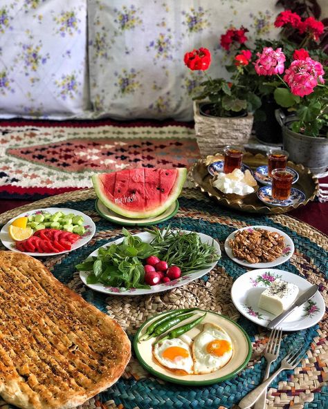 Simple colorful iranian breakfast Iranian Breakfast, Food Persian, Iranian Dishes, Iran Food, Iranian Recipes, Iranian Cuisine, Persian Cuisine, Iranian Food, Pakistani Food