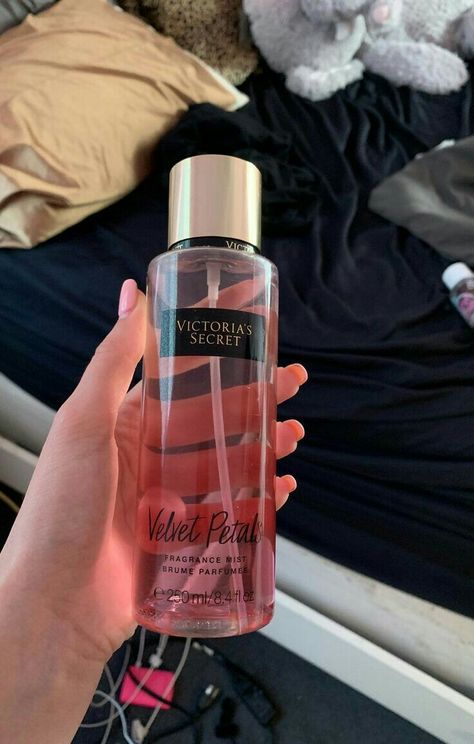 Victoria Secret Perfume Velvet Petals, Victoria Secret Parfum, Perfumes Caravan, فيكتوريا سيكريت, Perfume Victoria Secret, Fragrance Free Skin Care, Profumo Victoria Secret, Koleksi Makeup, Victoria Secret Body Spray