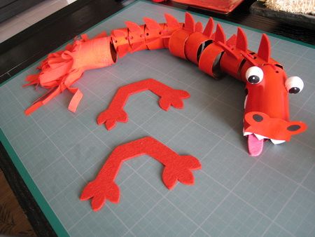 Diy Dragon, Dragon Rouge, Toilet Roll Craft, Chinese New Year Crafts, Welsh Dragon, Dragon Crafts, Dragon Puppet, Toilet Paper Roll Crafts, Diy Spa