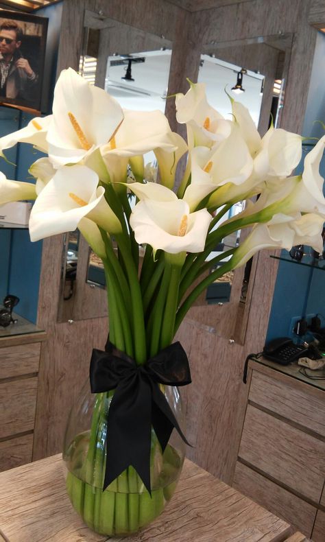 Arum Lily Arrangements, Cala Lily Bouquets, Calla Lily Aesthetic, Cala Lillies, Floral Therapy, Arum Lily, Calla Lily Flowers, Calla Lily Bouquet, Altar Flowers