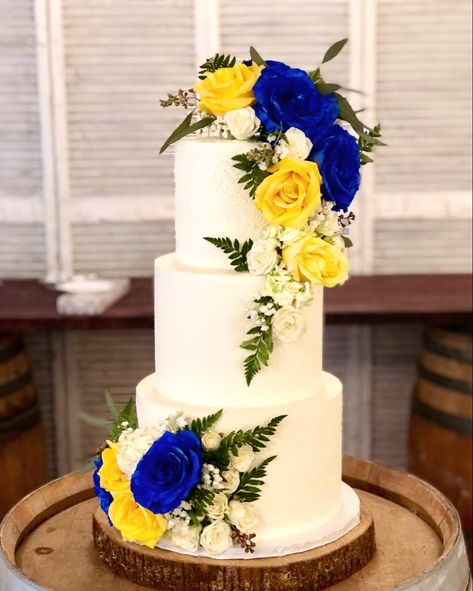 Royal Blue And Yellow Wedding Cake, Navy Blue And Yellow Wedding Cake, Yellow Blue Wedding Cake, Yellow And White Wedding Cake, Yellow And Blue Wedding Decorations, Royal Blue Yellow Wedding, Royal Blue And Yellow Wedding Theme, Yellow Wedding Cake Ideas, Wedding Cake Royal Blue