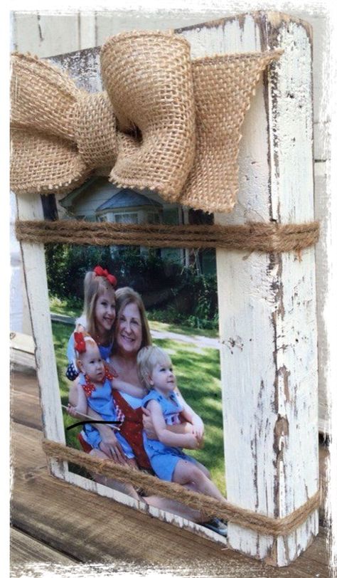 Single Photo Holder Kids Woodworking Projects, Woodworking Projects For Kids, Astuces Diy, Woodworking For Kids, Into The Wood, Burlap Crafts, Diy Holz, Burlap Bows, Diy Picture