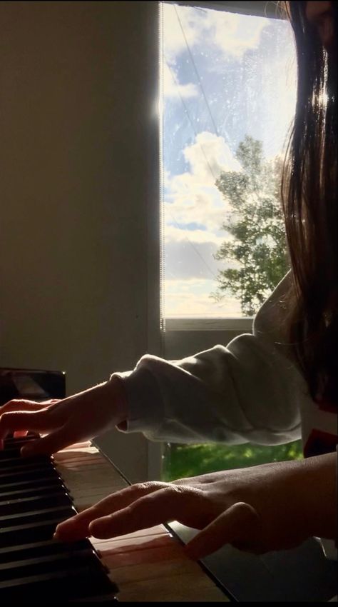 Girl Playing Piano Aesthetic, Sophiacore Aesthetic, Piano Aesthetic, Piano Girl, Piano Player, Playing Piano, Music Aesthetic, The Piano, Brown Aesthetic