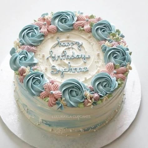 Butter Icing Decoration Ideas, Deco Cake Simple, Butter Cream Design Cake, Simple Butter Cream Cake Design, Simple Icing Cake, Cake Designs Birthday Simple, Cream Cake Design Birthday, 2d Cakes Design, Butter Cake Design