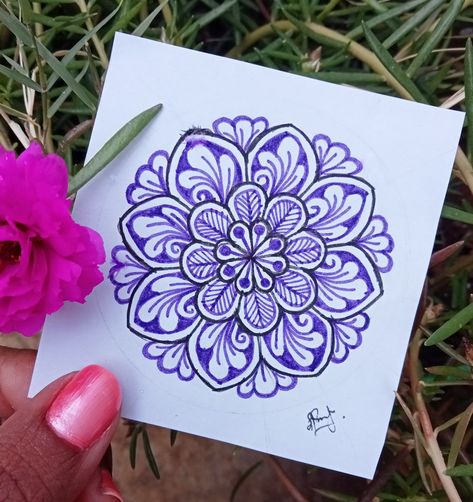 Mandala Sketch, Mandala Book, Easy Mandala Drawing, Mandala Art Therapy, Art Sketches Doodles, Simple Mandala, Cool Pencil Drawings, Mandala Art Lesson, Mandala Design Pattern