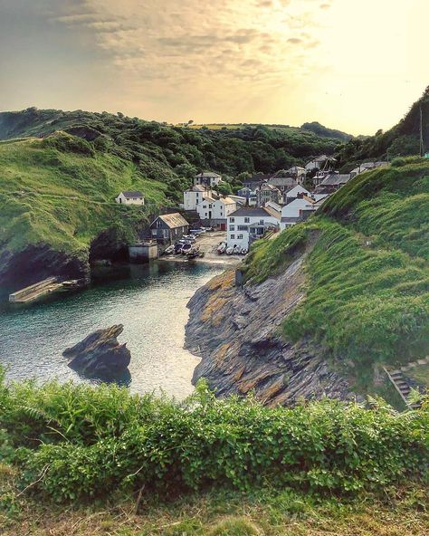 We.LOVE.England🇬🇧🏴󠁧󠁢󠁥󠁮󠁧󠁿 on Instagram: “The beautiful harbour village of Portloe in Cornwall🍃🧡🍃Love this photo by @suandtony #cornwall #england #portloe #portloeharbour…” Cornwall England Photography, Cornwall England, Yorkshire England, England And Scotland, The Jewel, Fishing Villages, England Uk, English Countryside, England Travel