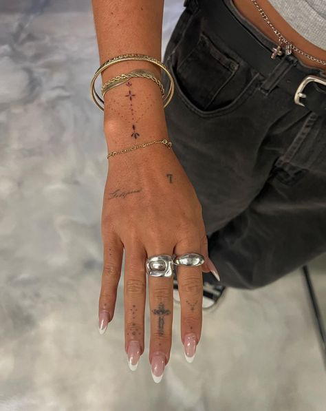 Tattoo Main, 27 Tattoo, Sophia Birlem, Hand And Finger Tattoos, Finger Tattoo Designs, Hand Tats, Small Pretty Tattoos, Petite Tattoos, Hand Tattoos For Women