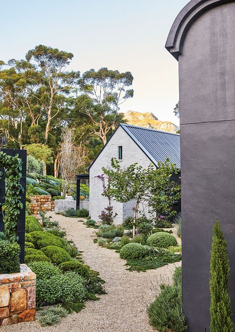 Gravel Pathway, Gravel Garden, Farmhouse Garden, Have Inspiration, Mediterranean Garden, Native Garden, Home Magazine, Garden Landscape Design, Garden Cottage