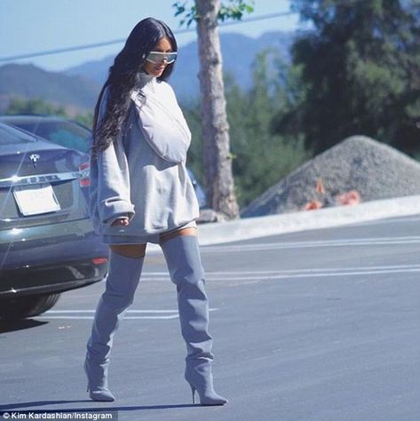 Kardashian Casual Outfit, Leather Thigh Boots, Estilo Kardashian, Bota Over, Kim Kardashian Outfits, Modest Casual Outfits, High Boots Outfit, Luxury Lifestyle Fashion, Kardashian Outfit