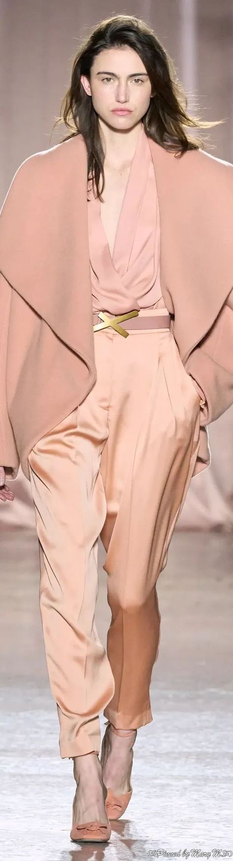 #Genny #Fall2024RTW #Runway #Fashionrunway Velvet Clothes, Work Chic, Fall 2024, Casual Elegance, Fashion Details, Types Of Fashion Styles, Pink Fashion, Couture Fashion, Elegant Dresses