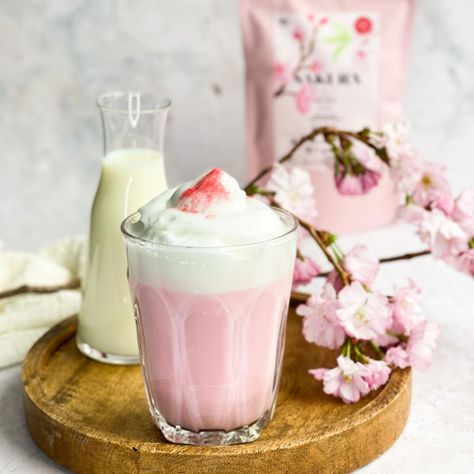 Sakura Latte - Matcha Oishii Sakura Milk Tea, Sakura Recipes, Cherry Blossom Starbucks Drink, Cherry Blossom Drink, Sakura Drink, Japan Drinks, Sakura Latte, Sakura Starbucks, Refresher Drinks