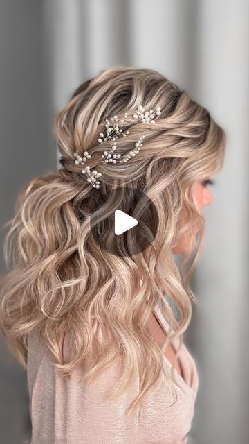 Half Up Half Down Hair Styles Wedding, Easy Long Wedding Hair, Hairstyles For Different Dress Necklines, Wave Hairstyles Medium, Twisted Half Up Half Down, Wedding Hair Styles Half Up, Bridal Hair Loose Curls, Pulled Back Wedding Hair, Half Up Half Down Wedding Hair Tutorial