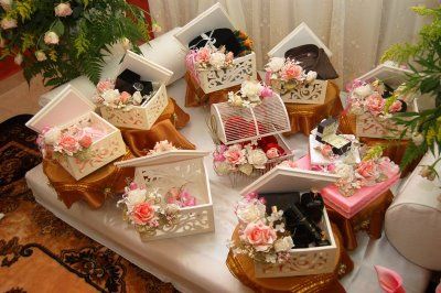 Hantaran Kahwin, Gubahan Hantaran, Engagement Gift Baskets, Wedding Doorgift, Indian Wedding Gifts, Trousseau Packing, Wedding Gift Pack, Gift Tray, Bridal Gift Wrapping Ideas