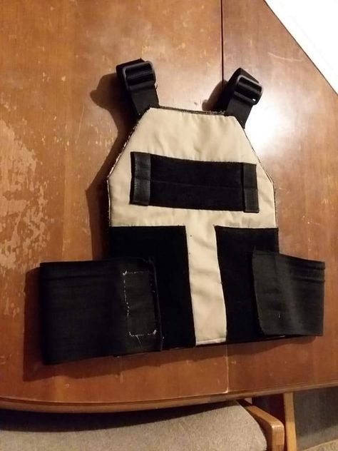 Plate carrier, tan, slick, velcro, covert #tacticool Diy Tactical, Different Forms Of Art, Tactical Equipment, Plate Carrier, Custom Plates, Army Vehicles, Paintball, Calisthenics, Scorpion