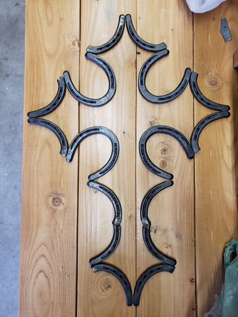 Horseshoe Cross Ideas, Horseshoe Projects Welding, Horseshoe Welding Projects Beginner, Horseshoe Art Ideas, Horseshoe Welding Ideas, Horse Shoe Projects, Horshoe Crafts, Horse Shoe Welding Projects, Horse Shoes Crafts