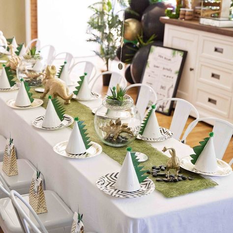 Dinosaur Birthday Party Ideas, Dino Decorations, 4de Verjaardag, Dinosaur Birthday Theme, Dinosaur Birthday Party Decorations, Dinosaur Themed Birthday Party, Dino Birthday Party, Wild One Birthday Party, Safari Birthday Party