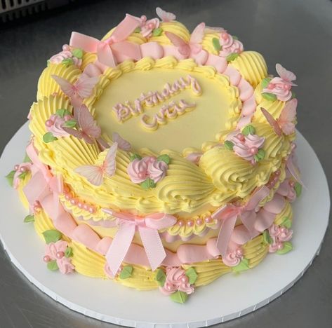 Yellow And Pink Birthday Cake, Fluttershy Aesthetic, Cake Boxes Diy, Pastel Desserts, Heart Birthday Cake, Circle Cake, Vintage Birthday Cakes, Pony Cake, Cake Aesthetic