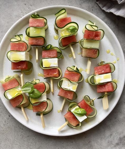 Mozzarella Appetizers, Amazing Food Platters, Cocktail Party Food, Watermelon And Feta, Amazing Food Decoration, Catering Ideas Food, Tastemade Recipes, Best Salad Recipes, Easy Food Art