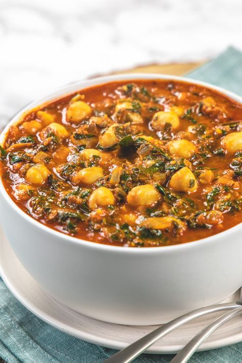 This delicious chana saag is a vegan dish that’s brimming with Indian flavors and loaded with greens (spinach & fenugreek leaves). It’s perfectly hearty and filling thanks to the protein-rich chickpeas. Chana Saag Recipe, Zone Meals, Chana Saag, Saag Recipe, Blue Zones Recipes, Longevity Recipes, Dal Recipes, Kabuli Chana, Desi Recipes