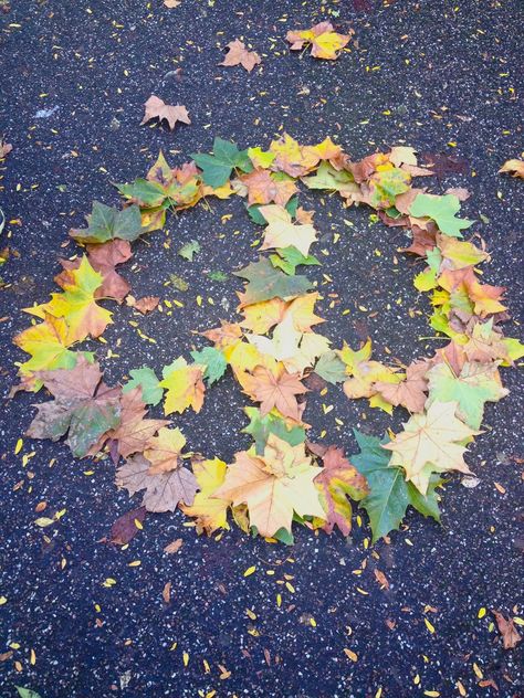 Hippie Peace Freaks ( Fall Peace ) Fall Peace Sign, Witch Music, Feelin Groovy, Autumn Leaves Art, Peace Sign Art, Hippie Aesthetic, Peace Love Happiness, Give Peace A Chance, Diy Abstract Canvas Art