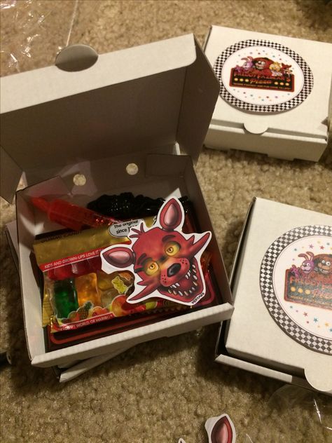 Fnaf party favor, mini pizza boxes! Gummy bears, fnaf sticker and card, etc Fnaf Birthday Cards, Fnaf Party Favors, Fnaf Centerpieces, Fnaf Birthday Party Ideas Food, Fnaf Pizza Box Printable Free, Fnaf Snacks, Fnaf Party Games, Fnaf Gift Ideas, Fnaf Party Decorations