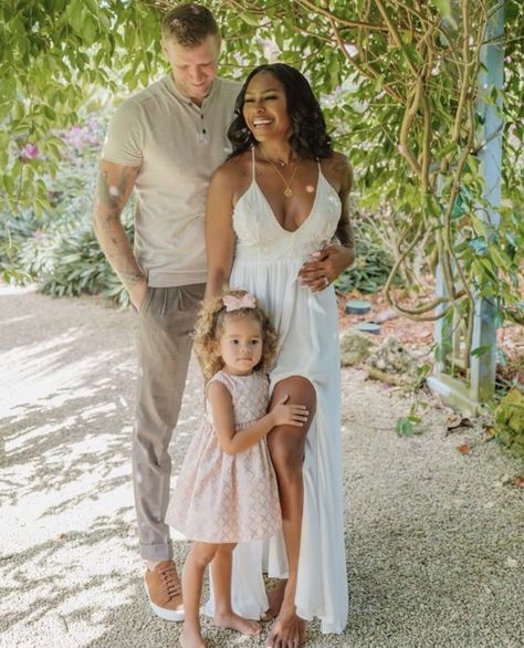 Family Goals Aesthetic Black, Bwwm Family Pictures, White Guys With Black Women, Pose For Group Photos, Interacial Families, Interracial Celebrity Couples, Interracial Couples Bwwm, Family Photo Outfit, Mixed Families