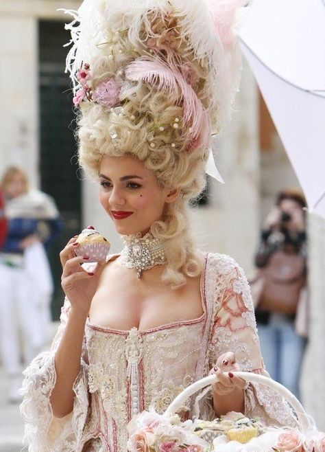 Marie Antoinette Makeup, Marie Antoinette Costume Halloween, Rose Bertin, Marie Antoinette Aesthetic, Marie Antoinette Party, Rococo Aesthetic, Marie Antoinette Costume, Rococo Fashion, Halloween 2022