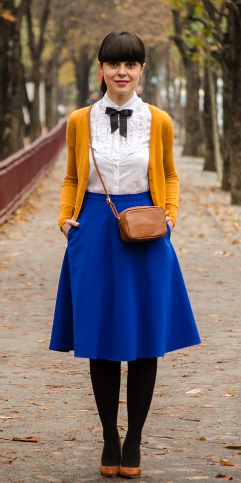 Preppy in mustard and cobalt blue Green Winter Nails, Cobalt Blue Outfit, Mustard Yellow Outfit, Casual Office Fashion, Blue Skirt Outfits, Mustard Outfits, Miss Green, Mustard Cardigan, Lucky Me