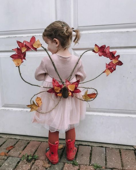 2,292 Likes, 278 Comments - Sarah • #shelfiefaffing (@littlebugtogs) on Instagram: “{ nature wings } We made some more wings, autumn style 🍂🍁 I say we but again, it was mostly me!…” Fall Fairy Costume, Nature Crafts Kids, Diy Wings, Fairy Garden Party, Fairy Festival, Diy Costumes Kids, Autumn Fairy, Easy Drawings For Kids, Fall Crafts For Kids