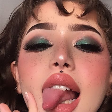 sarah on Instagram: “my tongue is always out smh whys this filter so cute tho” Makeup Verde, Green Dress Makeup, Makeup Looks Prom, Makeup Wings, Edgy Makeup Looks, Makeup History, Core Aesthetics, Fun Makeup, Make Up Videos