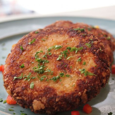 Cajun Crab Cakes, Crab Cakes Recipe, New Orleans Recipes, Crab Cake Recipe, Creole Cooking, New Orleans Style, Emeril Lagasse, Seasoned Bread Crumbs, Creole Recipes