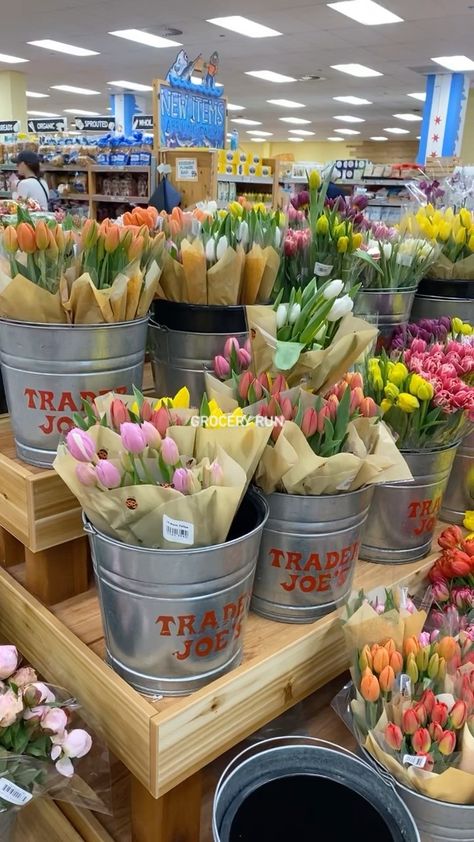 Trader Joe’s Bag Aesthetic, Trader Joes Groceries, Trader Joes Store, Trader Joe’s Flowers, Trader Joes Aesthetic, Grocery Store Aesthetic, Work Aesthetic, Retro Interior Design, Retro Interior